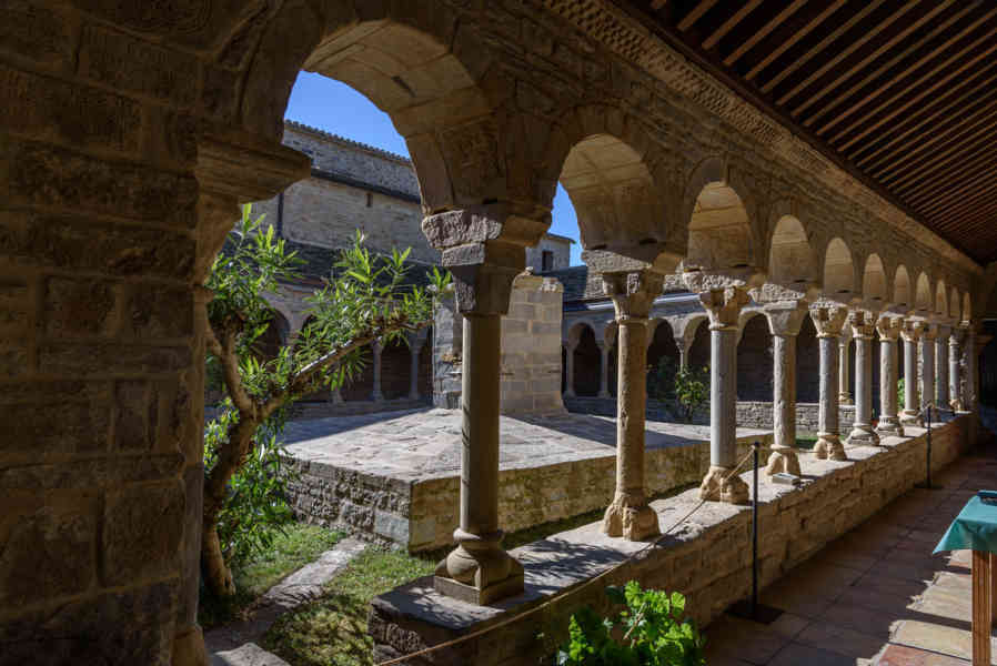 Huesca - Roda de Isábena 19 - catedral de San Vicente de Roda de Isábena - claustro.jpg